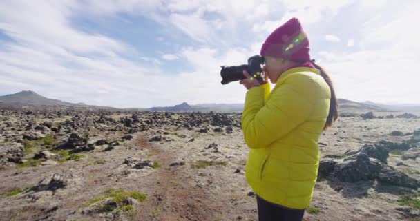 Mujer viajera en Islandia caminando con cámara en las tierras altas de Islandia — Vídeo de stock