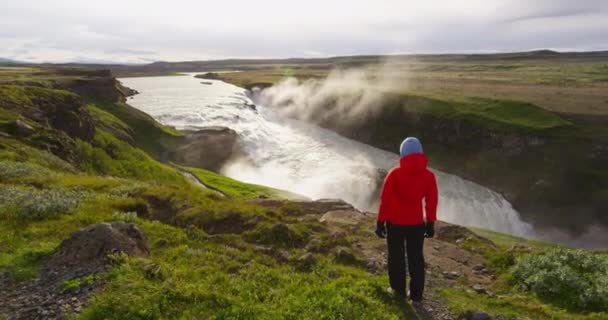 Wodospad Gullfoss na Islandii w islandzkiej przyrodzie na Złotym Kręgu - turysta — Wideo stockowe