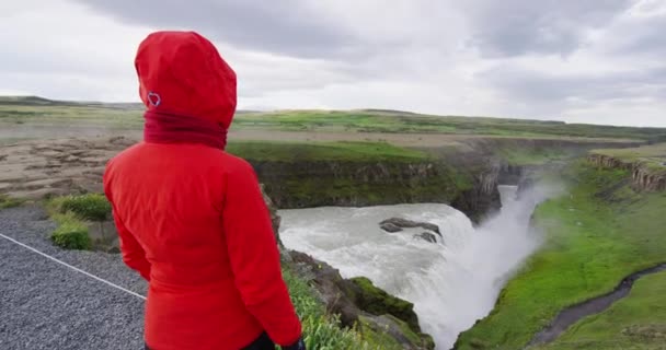 Toerist bij Gullfoss Waterval op IJsland in IJslandse natuur op de Gouden Cirkel — Stockvideo