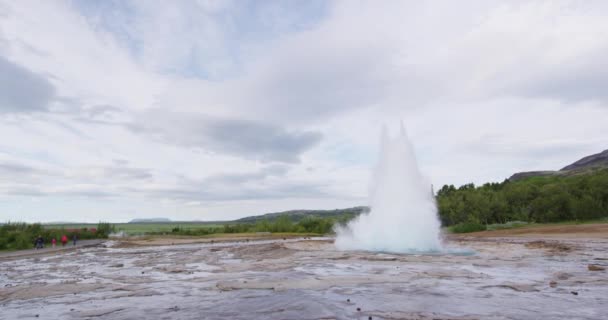 Iceland geyser - Strokkur geyser — Stock Video