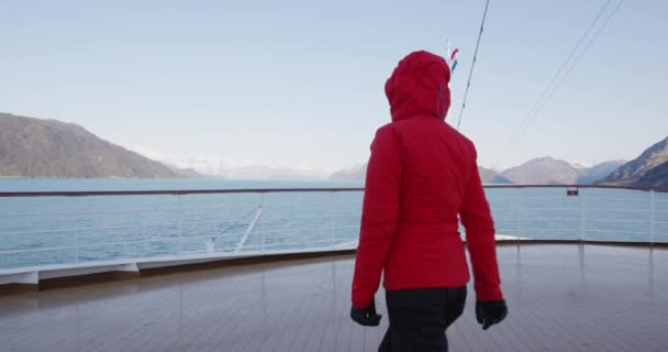 Passageiro do navio de cruzeiro Alaska Glacier Bay olhando para as montanhas do Alasca explorando — Vídeo de Stock