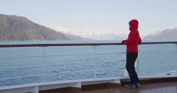 Bateau de croisière Glacier Bay Alaska passager regardant les montagnes de l'Alaska explorer — Video