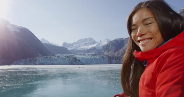 阿拉斯加冰川湾游轮乘客看着冰川 — 图库视频影像