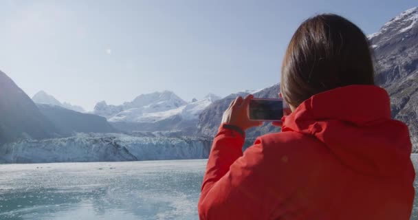 Mulher de viagem tirando foto no telefone de Glacier Bay Alaska passageiro do navio de cruzeiro — Vídeo de Stock