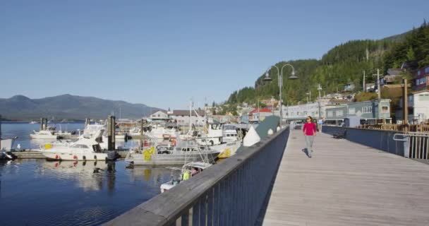 Alaszka - nő séta a város Ketchikan látogató híres alaszkai úti cél — Stock videók