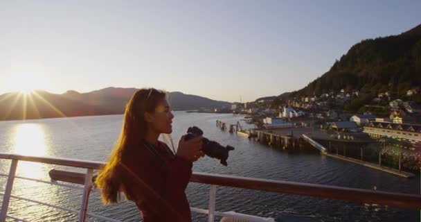 Passageiro de cruzeiro fotografando a cidade de Ketchikan, no Alasca — Vídeo de Stock