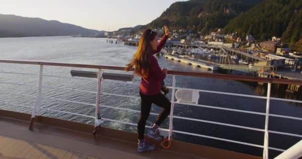 Passagier eines Kreuzfahrtschiffes in Ketchikan auf Kreuzfahrtdeck winkt — Stockvideo