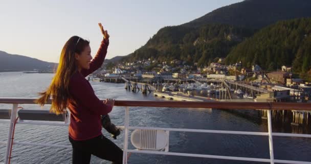 Passageiro de navio de cruzeiro na cidade de Ketchikan Alaska no convés do navio de cruzeiro acenando — Vídeo de Stock