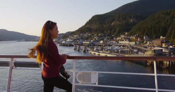 Passagier eines Kreuzfahrtschiffes in Alaska-Stadt Ketchikan auf Kreuzfahrtschiff Inside Passage — Stockvideo