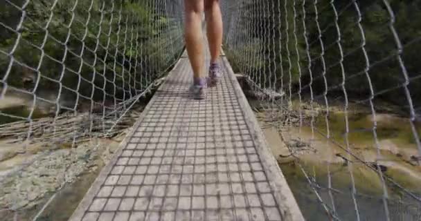 Wandelschoenen close-up van wandelschoenen wandelen op brug op wandelpad — Stockvideo