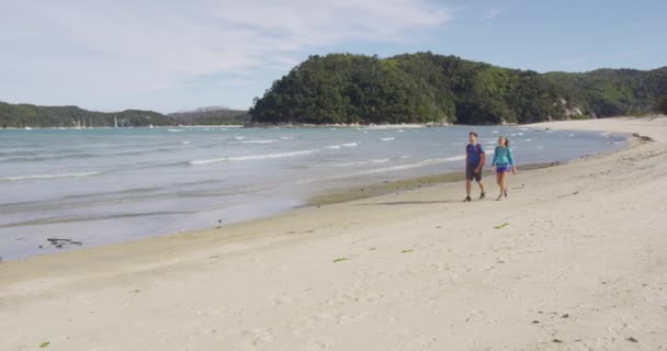 New Zealand Beach Abel Tasman National Park - Pessoas caminhando atropelando mochila — Vídeo de Stock