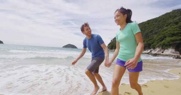 New Zealand beach travel vacation couple on Onetahuti beach in Tonga Bay — Stock Video