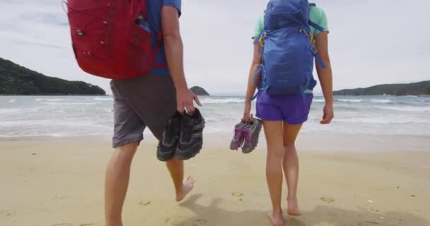 Nova Zelândia viagem de praia casal de férias caminhadas na praia de Onetahuti em Tonga Bay — Vídeo de Stock