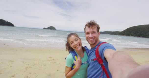 Νεαρό πολυφυλετικό ζευγάρι σε ταξίδια που διασκεδάζουν βγάζοντας selfie βίντεο στο Travel — Αρχείο Βίντεο