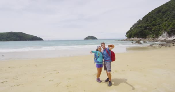 Пара в путешествиях, развлекаясь, делая селфи по телефону на Travel in New Zealand — стоковое видео