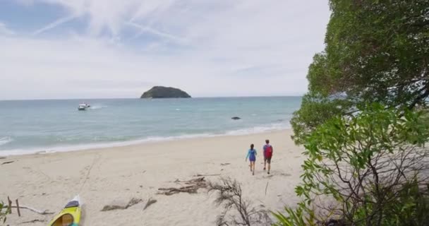 Nuova Zelanda spiaggia viaggi coppia escursioni sulla spiaggia di Onetahuti nella baia di Tonga — Video Stock