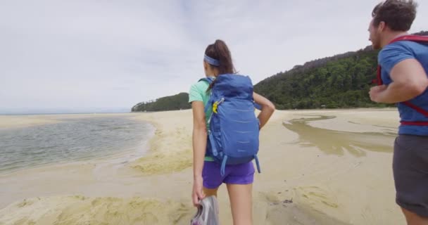 Wandern Menschen in Neuseeland Strandurlaub am Strand von Bark Bay Abel Tasman — Stockvideo