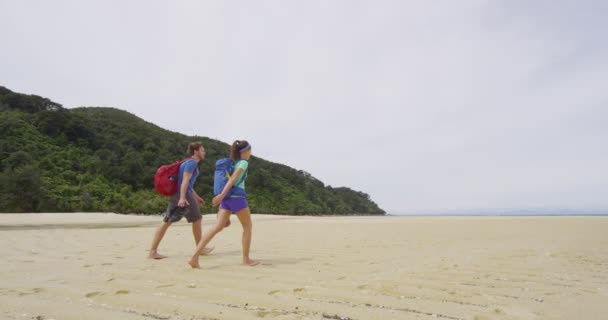 Turystyka Para w Nowej Zelandii wakacje na plaży Bark Bay Abel Tasman — Wideo stockowe