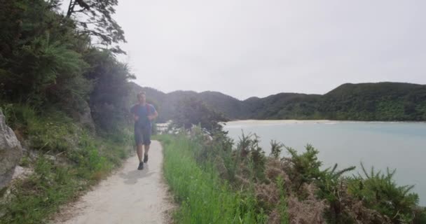 Tramping man wandelen in Nieuw-Zeeland Abel Tasman National Park — Stockvideo