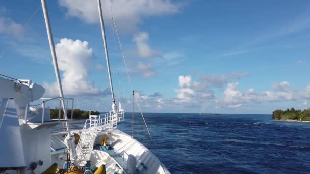 Seyahat gemisi seyahati. Fransız Polinezyası 'nda lüks bir gemi yolculuğu Rangiroa Lagoon, Tuamotu Adaları, Fransız Polinezyası' ndaki ünlü Tiputa Geçidi Boğazı 'ndan geçiyor. — Stok video