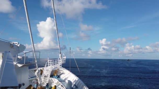 Polinésia Francesa Cruzeiro viagem de férias navio. Cruzeiro de luxo navegando pelo famoso Estreito de Tiputa Pass na Lagoa de Rangiroa, Ilhas Tuamotu, Polinésia Francesa — Vídeo de Stock