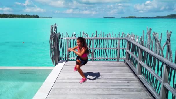 Fitness woman doing side lunges exercises aka curtsy lunge for leg strength training. Asian athlete working out her leg muscles to tone butt and glutes with bodyweight core workout. — Vídeo de Stock