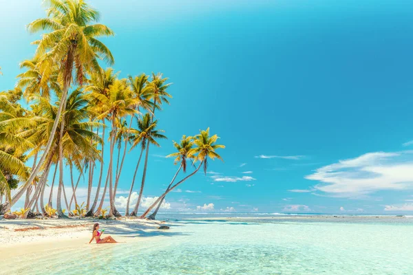 Viaje de férias praia icônica perfeita com bela mulher de biquíni na ilha de praia privada motu relaxante saboreando o coquetel azul enquanto se bronzeia na Polinésia francesa viagem. Destino do navio de cruzeiro — Fotografia de Stock