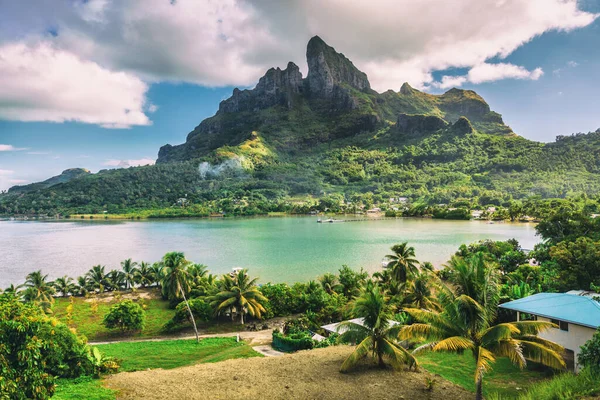 Bora Bora a hora Otemanu přírodní krajina na Tahiti, Francouzská Polynésie s korálovým lagunovým mořem a Mt Pahia, Mt Otemanu, Tahiti, Jižní Tichý oceán — Stock fotografie