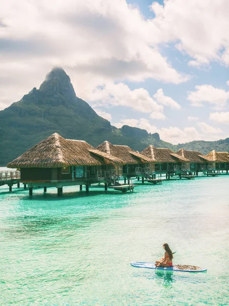 Tahiti Bora Bora tengerparti nyaralás luxus hotel üdülőhely Francia Polinéziában. Női eveződeszka vizisport szabadidős tevékenységet végez SUP-on. Mount Otemanu táj nyári szünet — Stock Fotó