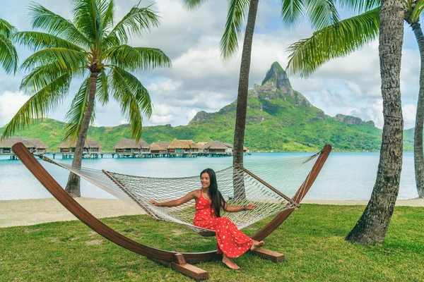 Nyaralás - Elegáns nő pihenés függőágyban Bora Bora utazási paradicsom a nyári szünidőben a trópusi Bora Bora, Francia Polinézia, Tahiti. Luxus tengerentúli bungaló hotel. Utazási ikon — Stock Fotó