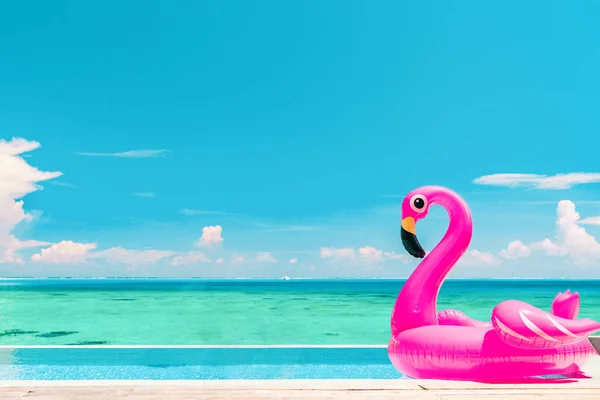 旅游度假池海滩旅游理念与充气粉色火烈鸟浮动玩具床垫在豪华游泳池。奢华的生活方式暑假旅行背景 — 图库照片