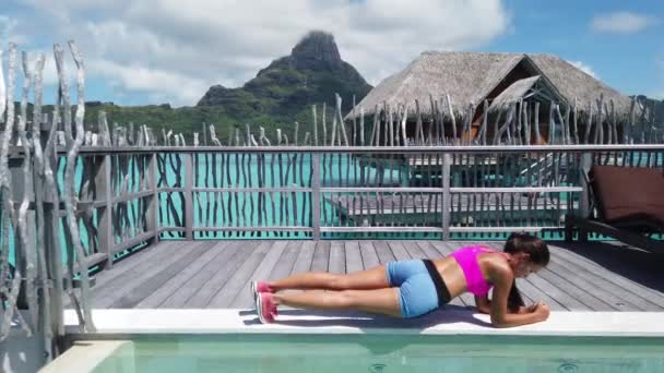 Жінка-фітнес, що робить Сторона Rolling Elbow Plank, розробляє своє основне насадження. Дівчинка тренує основні м'язи тіла і живіт. Тренування по догляду за спортсменами на Бора-Бора. — стокове відео
