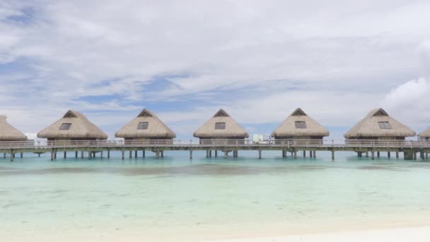 Reisresort hotel vakantieparadijs video met overwater bungalows luxe resort in koraalrif lagune oceaan strand. Uit Bora Bora, Frans Polynesië, Tahiti, Stille Zuidzee. — Stockvideo