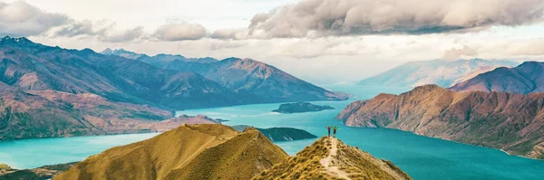 Nieuw-Zeeland reizen toeristen wandelen naar Roys piek juichen succes. Paar wandelaars met open armen rugzak reizen in de wereld panoramische banner — Stockfoto