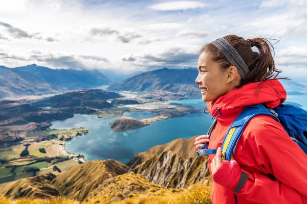 Estilo de vida Viagens Caminhadas conceito com mulher caminhante vivendo vida aspiracional ativa em férias de aventura ao ar livre viajando caminhadas no Roys Peak, South Island, Nova Zelândia — Fotografia de Stock