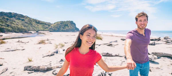Paar toeristen wandelen op Ship Creek strand op zomervakantie in West Coast, South Island van Nieuw-Zeeland panoramisch. Aziatische vrouw, Kaukasische man — Stockfoto