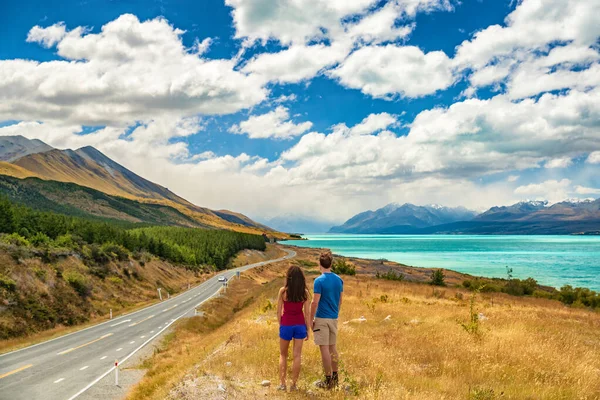 Viaje a Nueva Zelanda - un par de turistas mirando la vista de la naturaleza de Aoraki alias Mount Cook en Peters lookout, un famoso destino turístico en las vacaciones de viaje por carretera de Nueva Zelanda —  Fotos de Stock