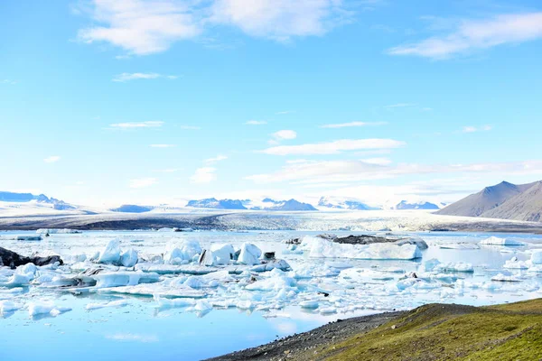 Ισλανδία ταξιδιωτικό τοπίο της φύσης Jokulsarlon παγετώνα λίμνη παγετώνα στην Ισλανδία. Διάσημο αξιοθέατο τουριστικού προορισμού. Εθνικό Πάρκο Vatnajokull — Φωτογραφία Αρχείου