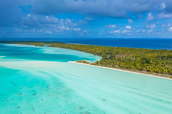 Fotografie dronů Francouzské Polynésie Tahiti Rangiroa Fakarava atoll a Blue Lagoon a ostrov motu s perfektní pláží a korálovým útesem. Letecký tropický cestovní ráj na ostrovech Tuamotus — Stock fotografie