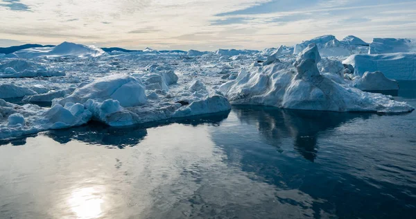 来自格陵兰冰川的冰山和冰的无人机照片 — 图库照片