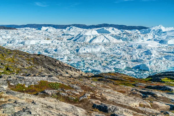 Góry lodowe z topniejącego lodowca w fiordzie lodowym - globalne ocieplenie i zmiany klimatu — Zdjęcie stockowe