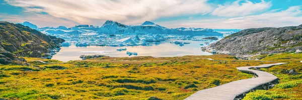 Διαδρομή πεζοπορίας μονοπάτι στη Γροιλανδία αρκτικό τοπίο της φύσης με παγόβουνα σε Ilulissat icefjord — Φωτογραφία Αρχείου
