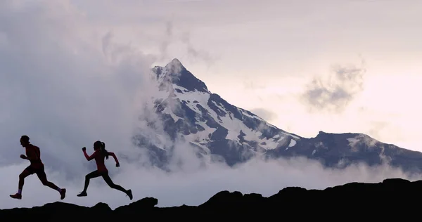 Running People Athleten Silhouette Trail Laufen in Berggipfel Hintergrund — Stockfoto