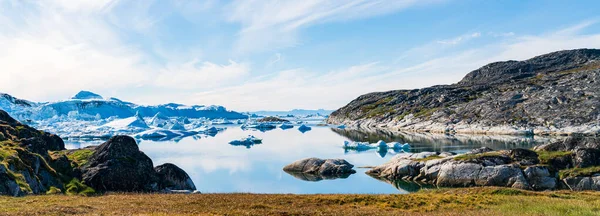 Grenlandzki arktyczny krajobraz przyrodniczy z górami lodowymi w Ilulissat — Zdjęcie stockowe