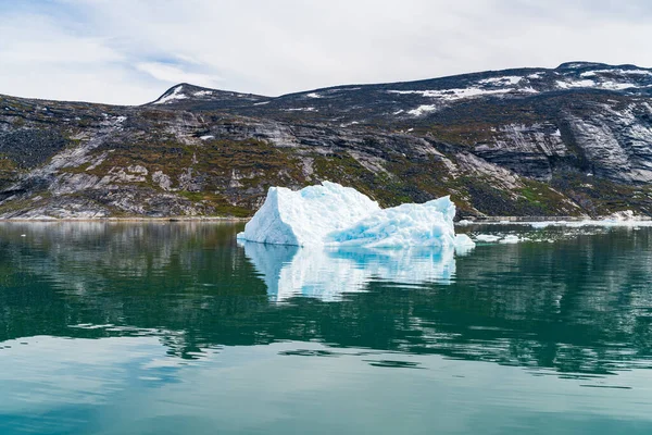 Φωτογραφία: Iceberg και πάγος από παγετώνα στο φυσικό τοπίο Γροιλανδία — Φωτογραφία Αρχείου