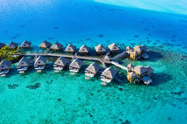 Imagen aérea del paraíso de vacaciones de viaje con bungalows sobre el agua en el arrecife de coral mar — Foto de Stock