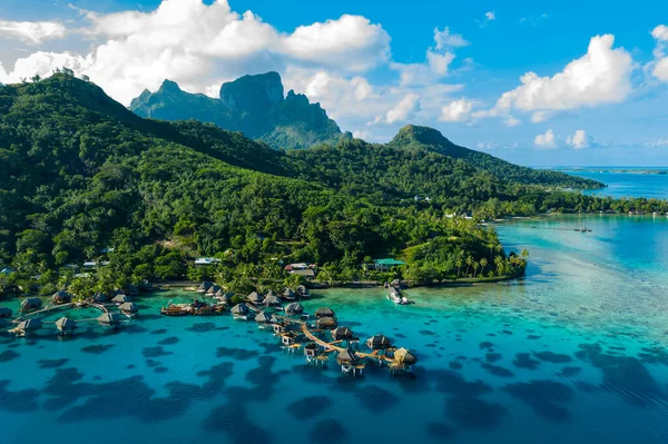 Bora Bora drone aéreo imagem de viagem paraíso de férias e bungalows sobre a água — Fotografia de Stock