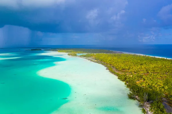 Francia Polinézia Tahiti légi kilátás Fakarava atoll sziget és Kék Lagúna — Stock Fotó
