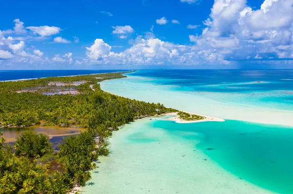 Imagen del dron de la isla atolón de Fakarava motu y en la Polinesia Francesa Tahití — Foto de Stock