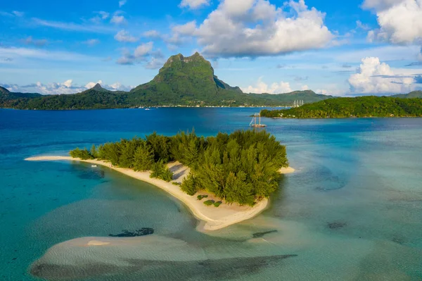 Fransız Polinezyası 'nda Bora Bora Motu mercan gölü ve Otemanu Dağı' nın havadan görünüşü — Stok fotoğraf